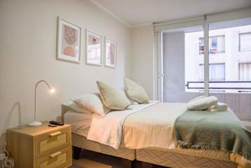 Cozy Stgo Studio for 2: Balcony, WiFi & City Views