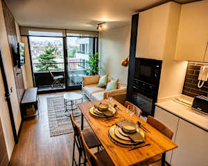 Chic 1BR in Ñuñoa: Cozy Balcony & Pool Access