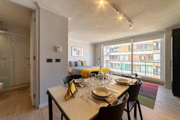 Bright Studio: Pool, Gym, Balcony & City Views!