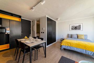 Bright Studio: Pool, Gym, Balcony & City Views!