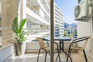 Modern Chic Oasis: Sophisticated Las Condes Stay