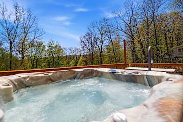 Fam-Friendly Cabin mins 2 Beach & Ski w/ Hot Tub