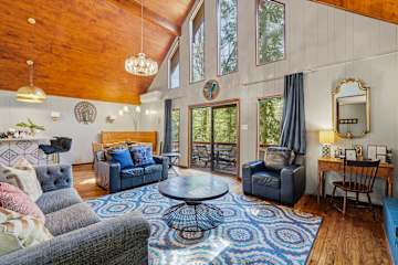 Lake Harmony Speakeasy, Hot Tub, Dog-Friendly Stay