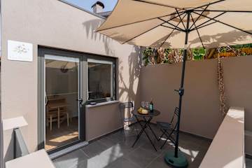 Cozy Studio with Pool Near Airport by HostWise photo 4