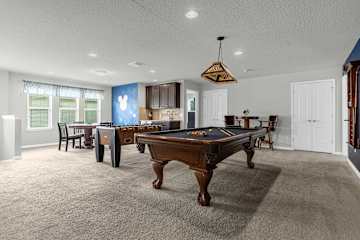 Family-Friendly Villa: 9BR, Pool & Close to Disney