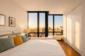 Photo #14 of Skyline IV