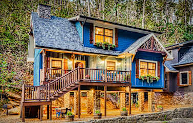 The Blue Spruce Creekside Chalet Near Downtown