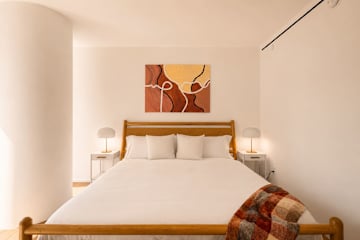 Photo #13 of Embassy IV