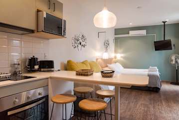 Vibrant Studio in Bellavista | Near Metro for 3