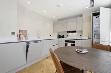 Cheyne Evergreen l Luxury Chelsea Retreat with Thames Views photo 8