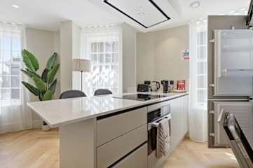 Cheyne Riverwood | Luxury Chelsea Retreat for Business & Leisure stays with Thames Views photo 6