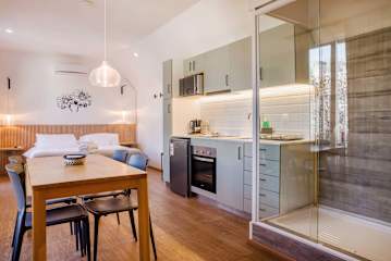 Providencia: Modern Studio with Balcony & Metro! 
