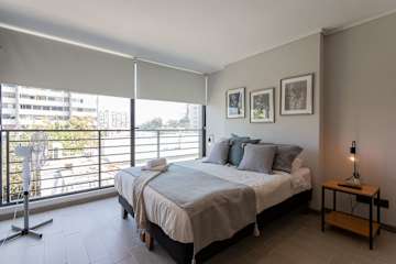 Chic Urban Studio Perfect for Business or Leisure 