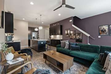 Rooftop Views, 4BR 4BA, 7 Beds, Near Broadway!