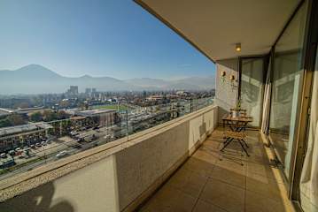 Cozy 1BR in Prime Location: Amenities & City Views