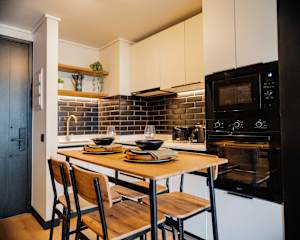 Cozy 1BR Apt. with Private Balcony and Amenities