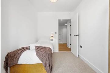 1-Min to Limehouse, Modern Apartment w/ Full photo 3