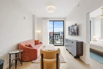Chic Miami Apt Pool, Gym & Sleeps 4