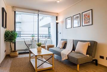 Bright Las Condes Apt, Pool & Gym for 3 Guests!