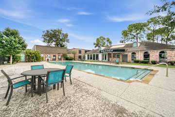 Houston 2BR Pool Apartment with Patio, Sleeps 6