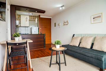 Cozy 1BR in Prime Location: Amenities & City Views