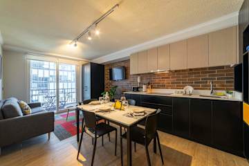 Couple Urban Retreat Providencia with Pool and Gym