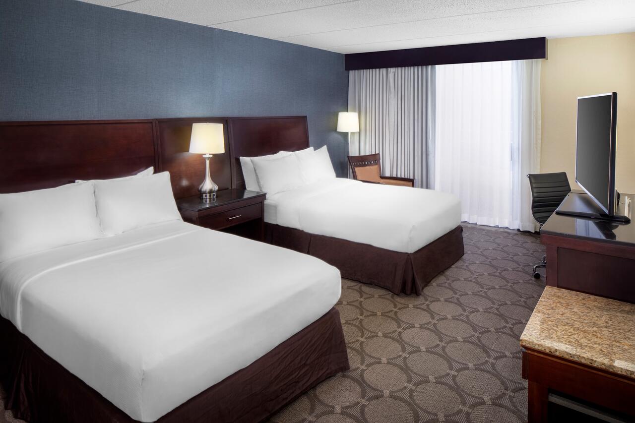 Amazing Spacious Double Bed Room Minutes Away From The Zoo And Aquarium! in Columbus, OH