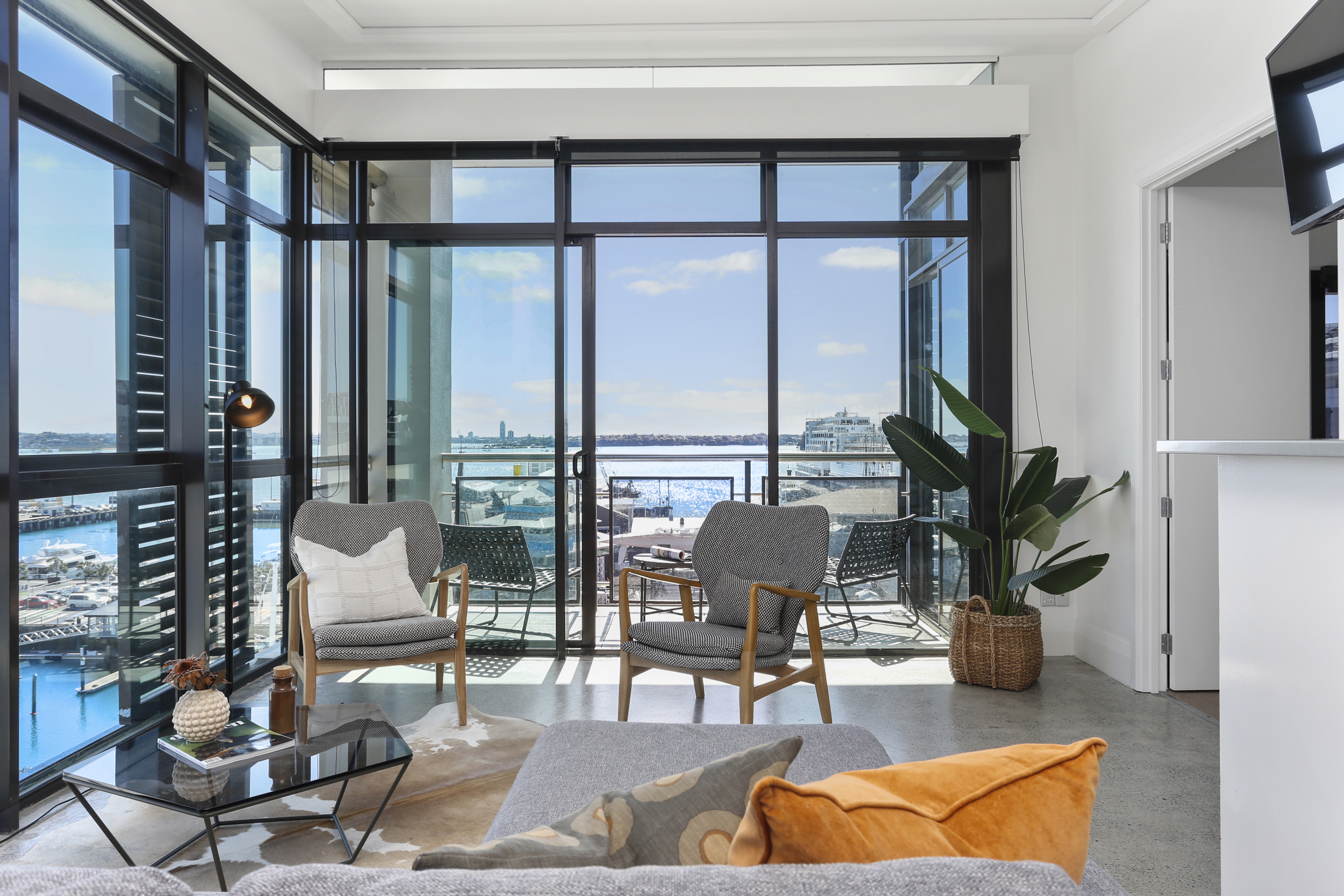 Sun-Soaked Penthouse at Viaduct Marina - Image 3