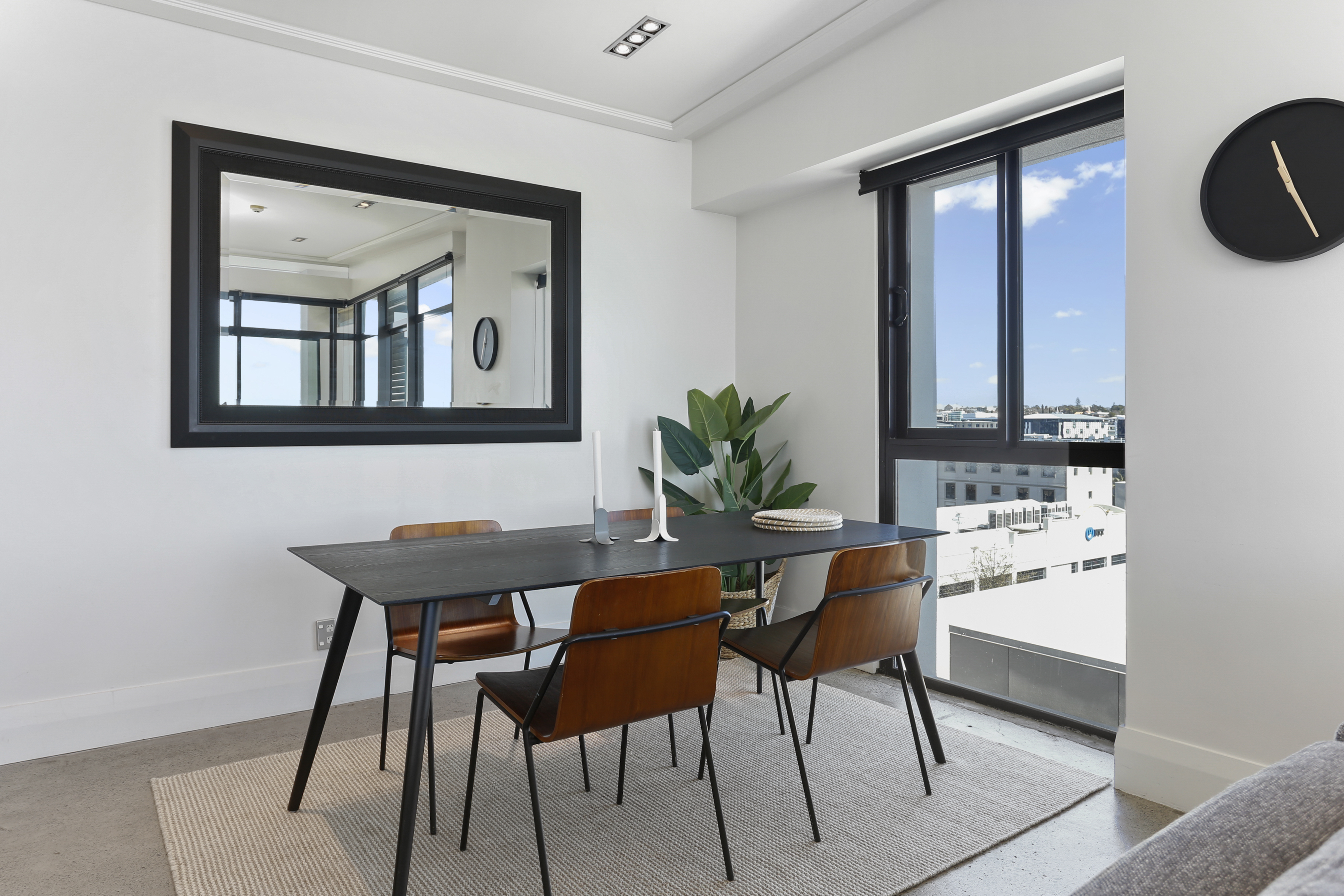 Sun-Soaked Penthouse at Viaduct Marina - Image 5