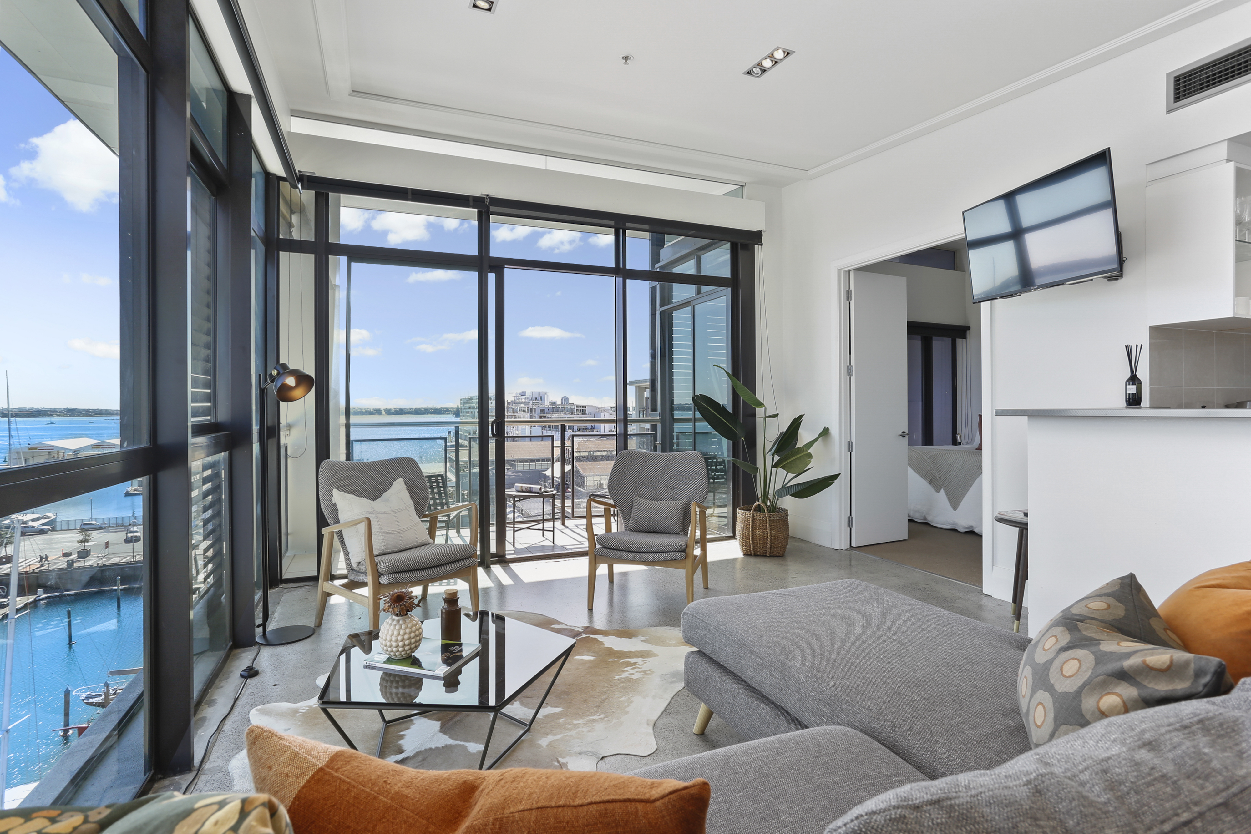 Sun-Soaked Penthouse at Viaduct Marina - Image 2