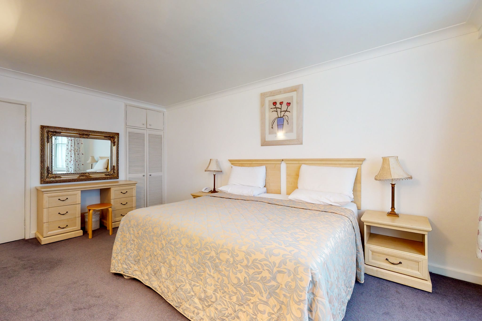 Luxury Serviced Apartment, Staffed Reception, Large Kitchen and Living Room in the centre of Mayfair, 4