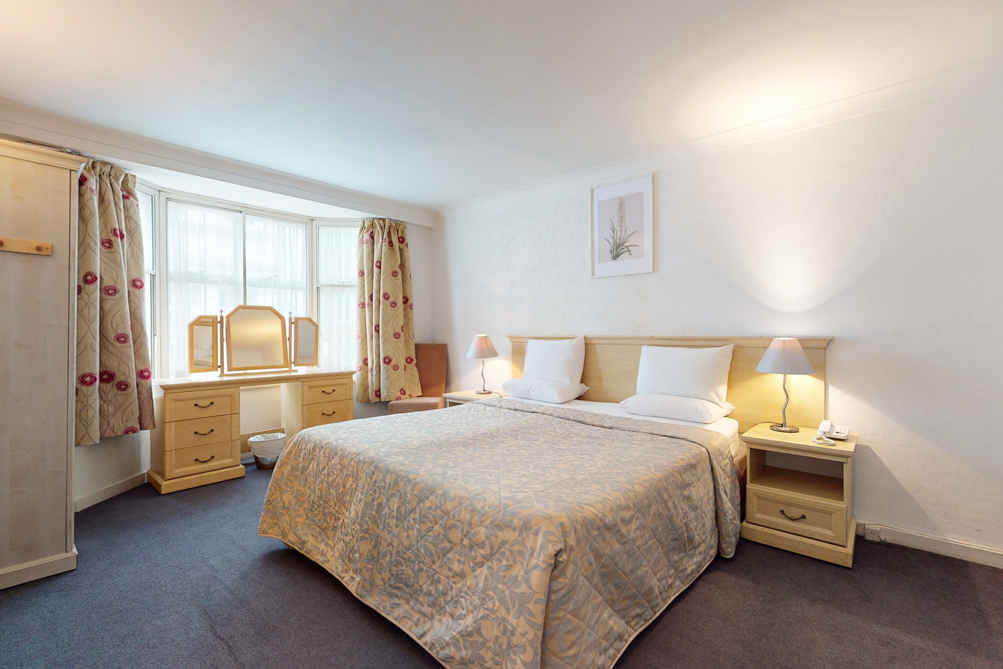 Luxury Serviced Apartment, Staffed Reception, Two Bathrooms, Large Living Room and Kitchen in the centre of Mayfair, 5 in Mayfair, London W1J 7RP
