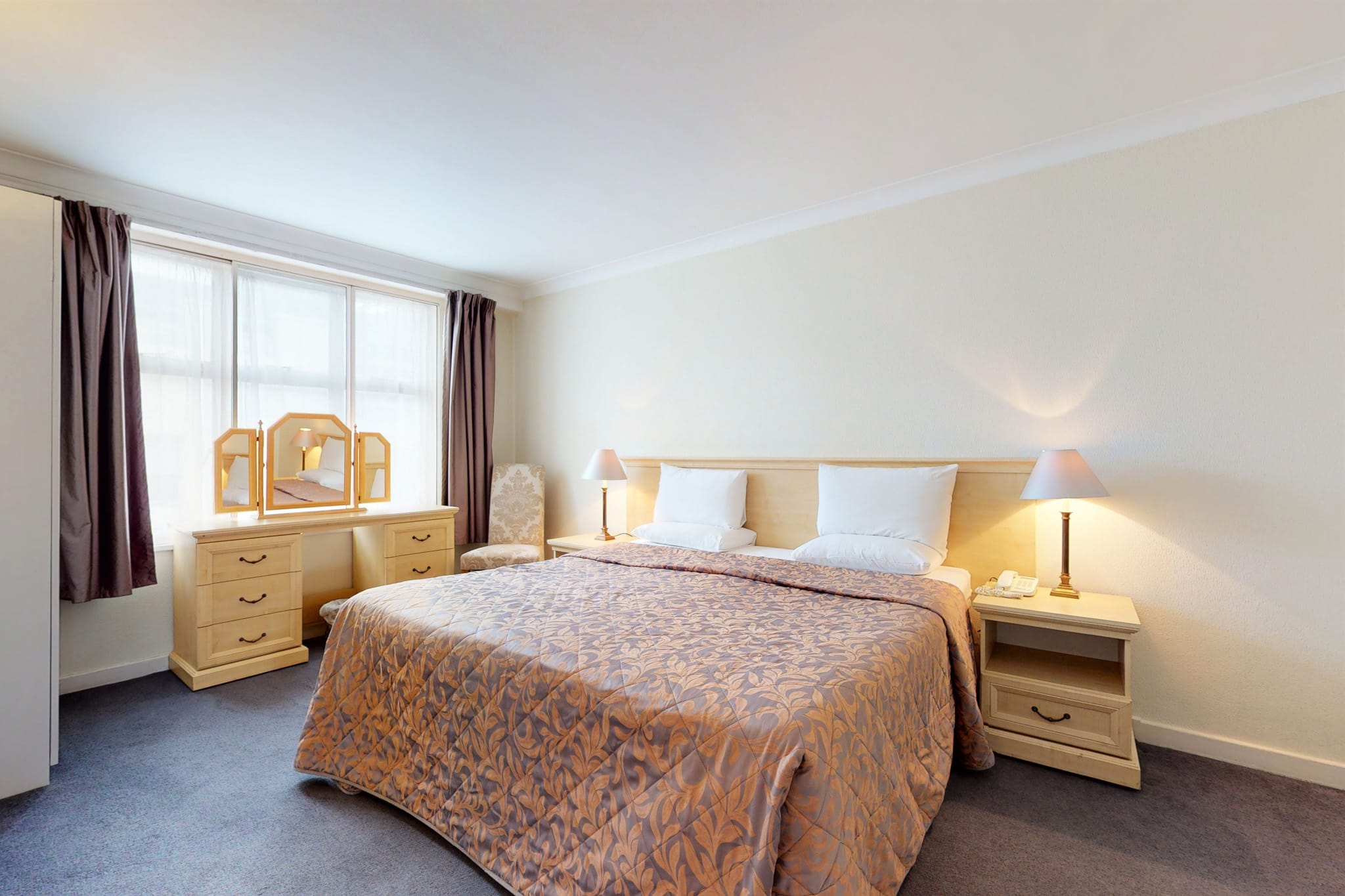 Luxury Serviced Apartment, Staffed Reception, Two Bathrooms, Large Living Room and Kitchen in the centre of Mayfair, 7