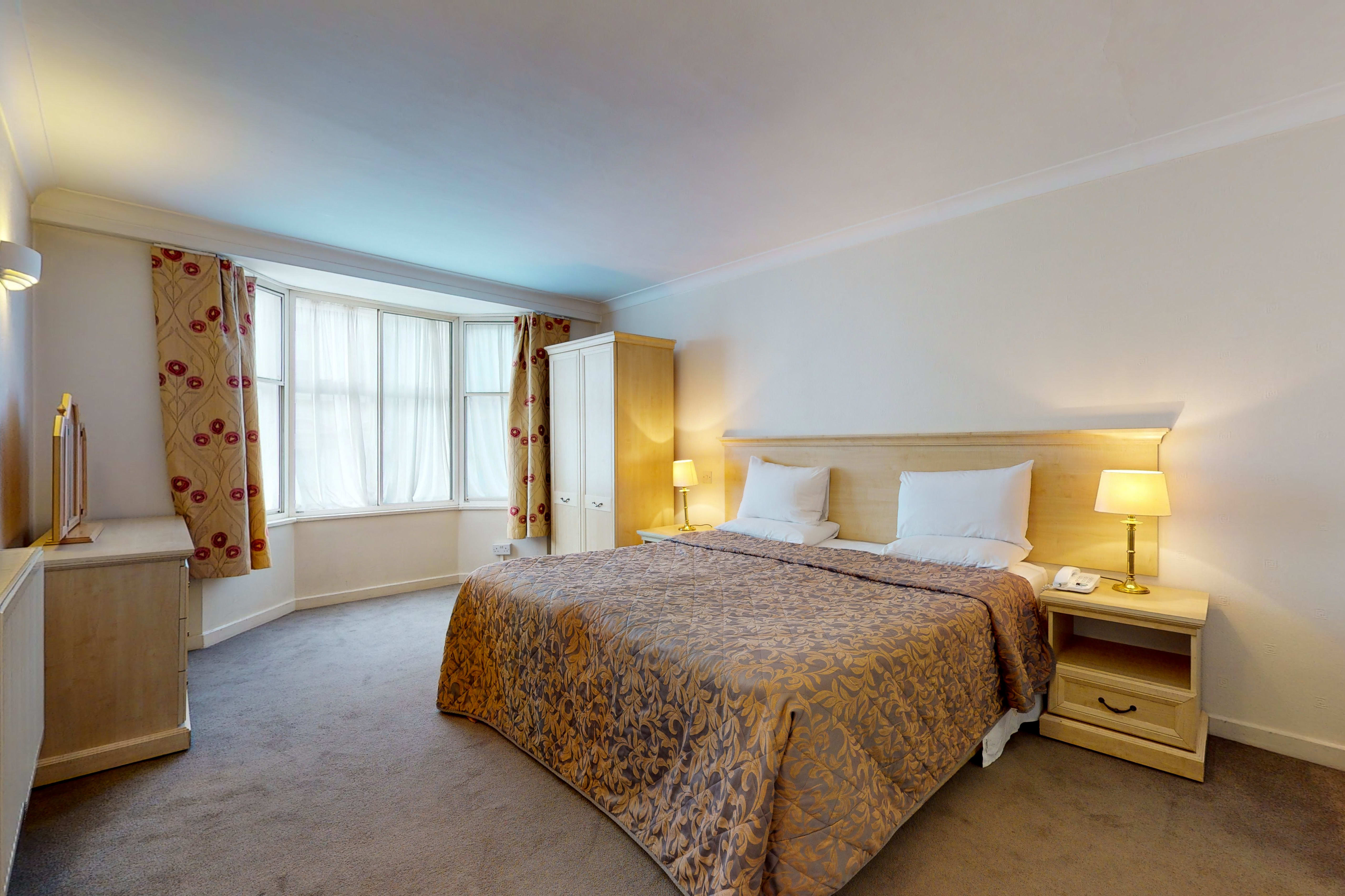 Luxury Serviced Apartment, Staffed Reception, Two Bathrooms, Large Living Room and Kitchen in the centre of Mayfair, 9