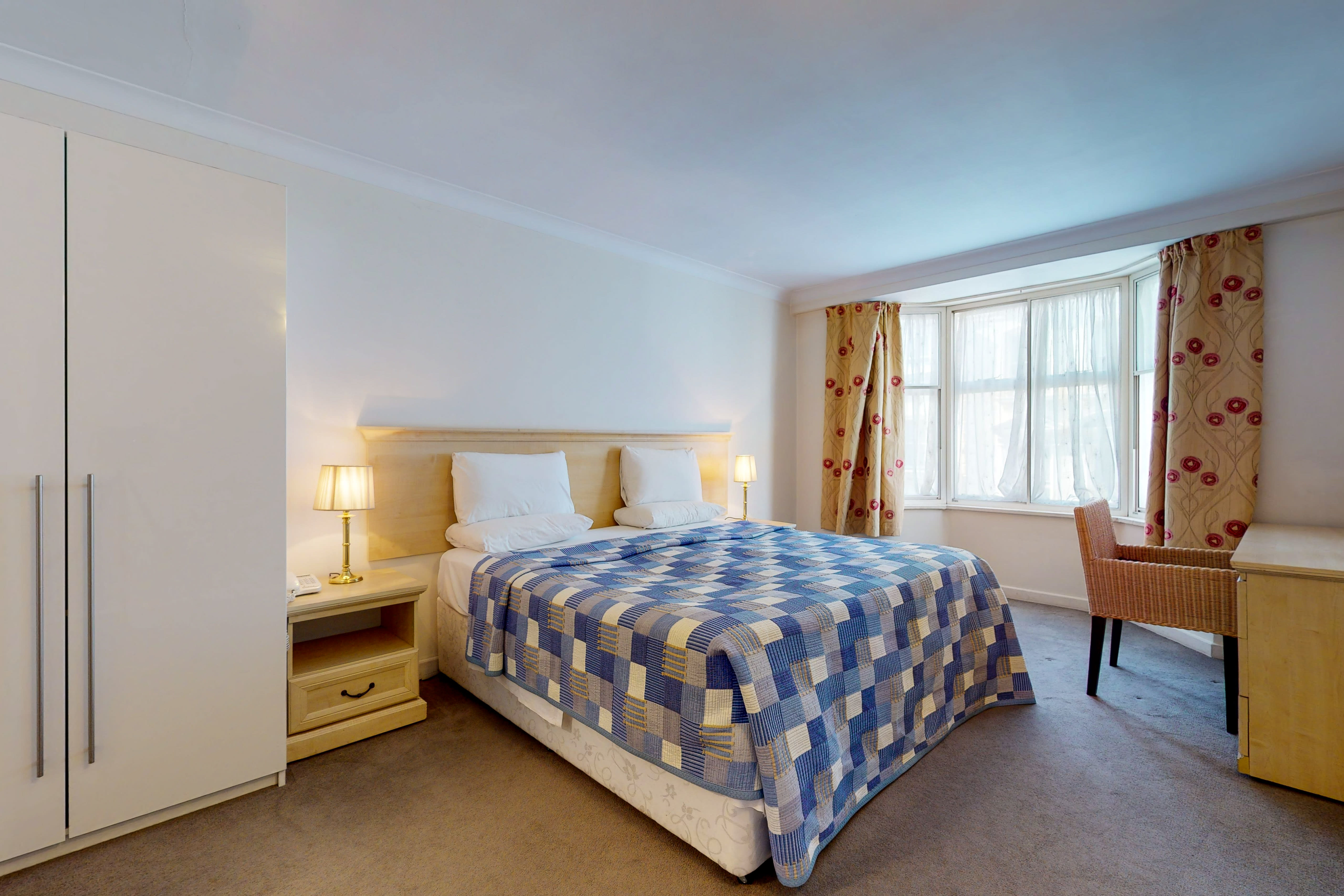 Luxury Serviced Apartment, Staffed Reception, Two Bathrooms, Large Living Room and Kitchen in centre of Mayfair, 10 in Mayfair, London W1J 7RP