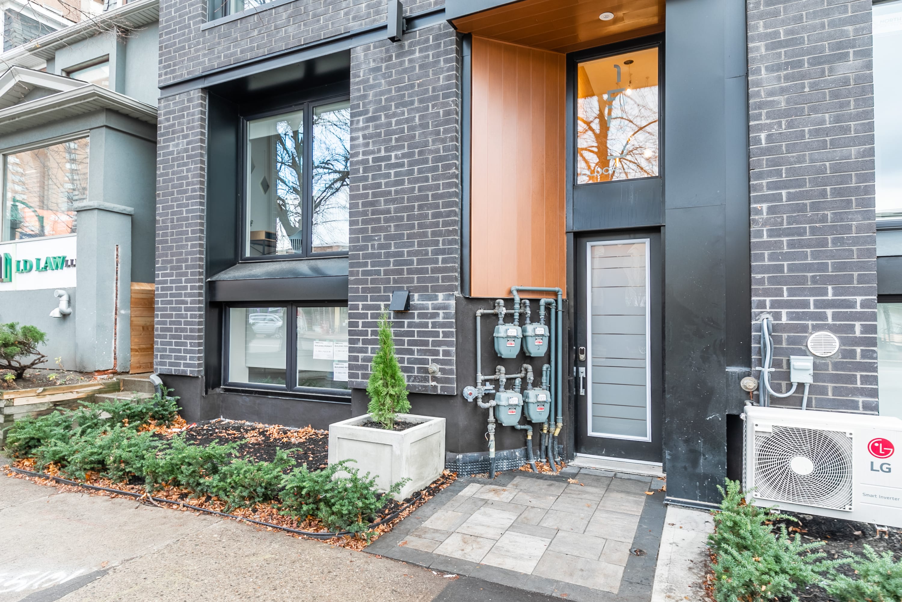 3BR Modern Condo Minutes From High Park | Photo 23