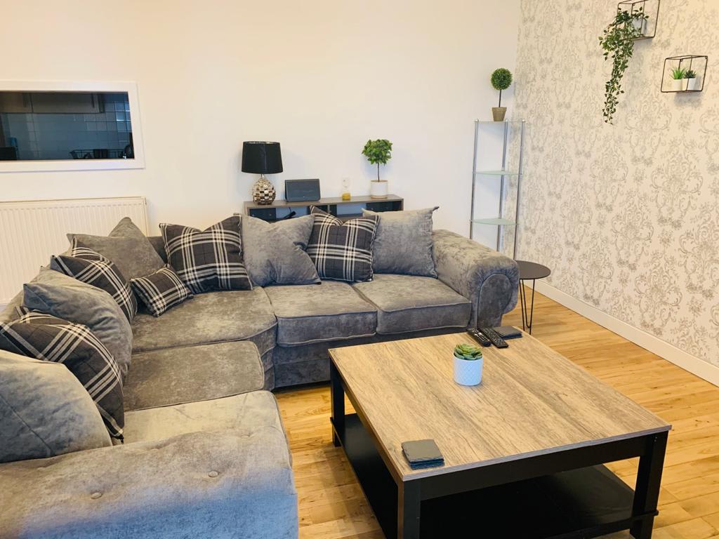 Modern 2 Bed Apartment, Close to Gla Airport & M8