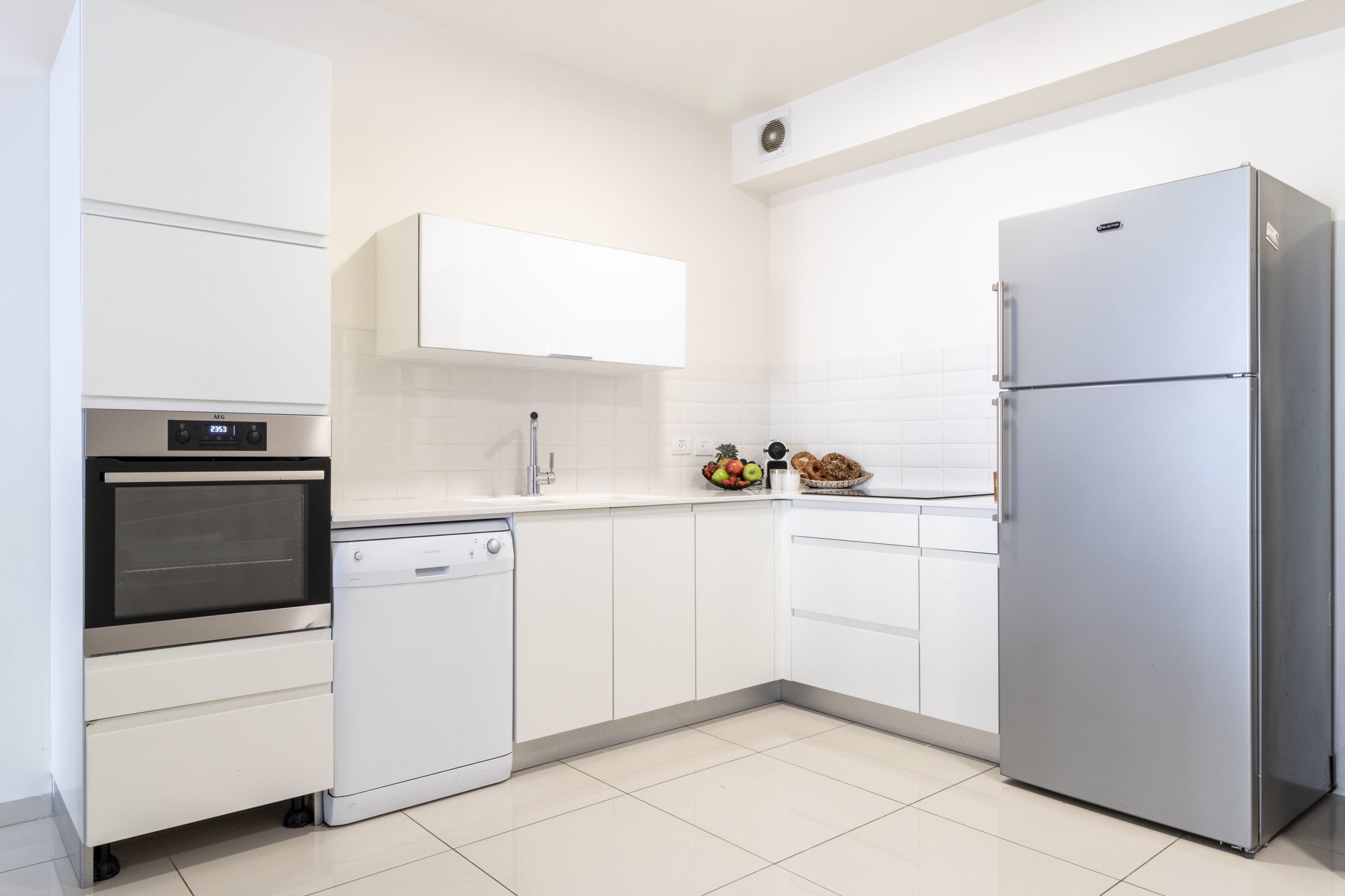 Stunning 2 bdm apt, Haneviim Court photo 30