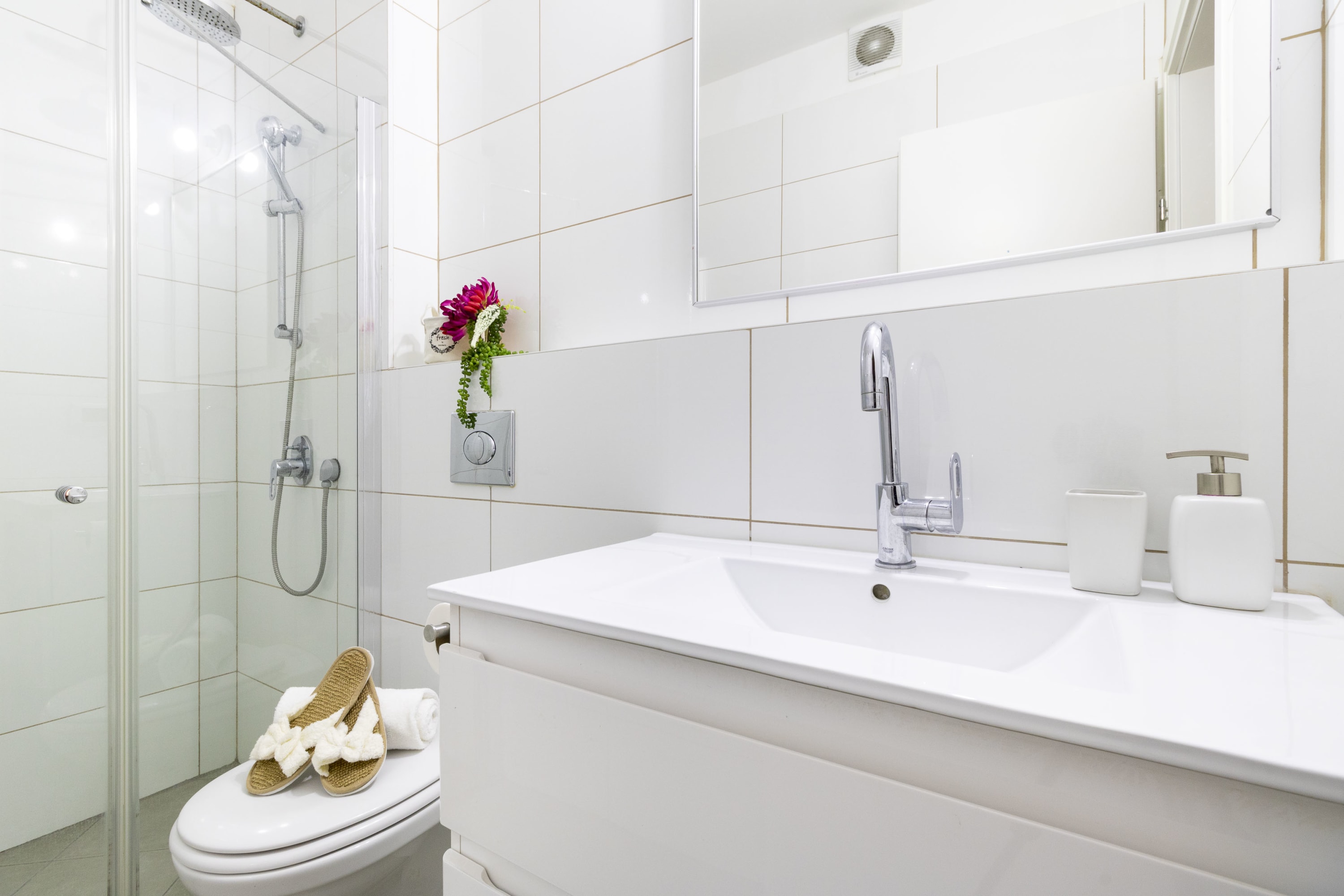 Stunning 2 bdm apt, Haneviim Court photo 39
