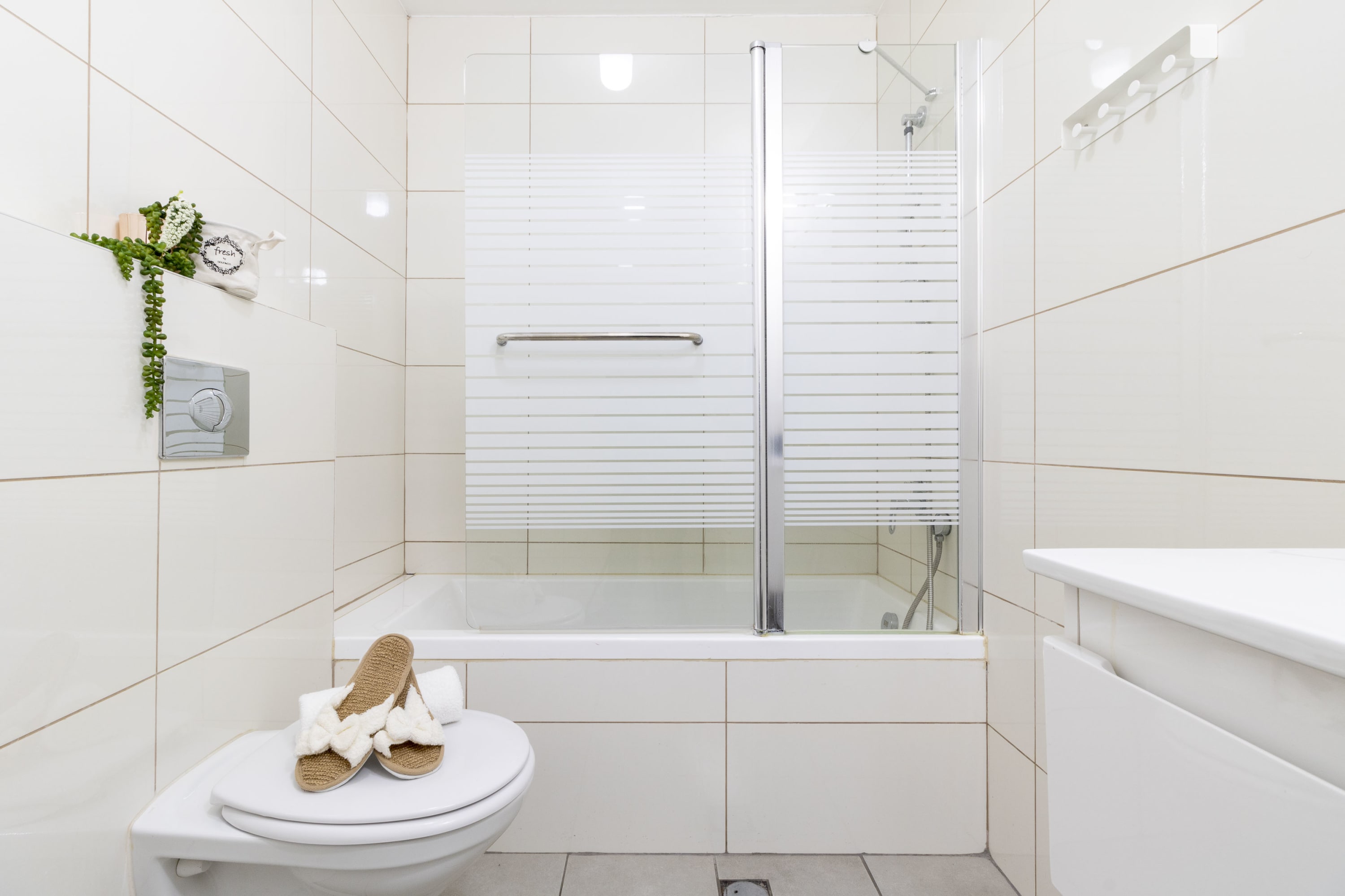 Stunning 2 bdm apt, Haneviim Court photo 35