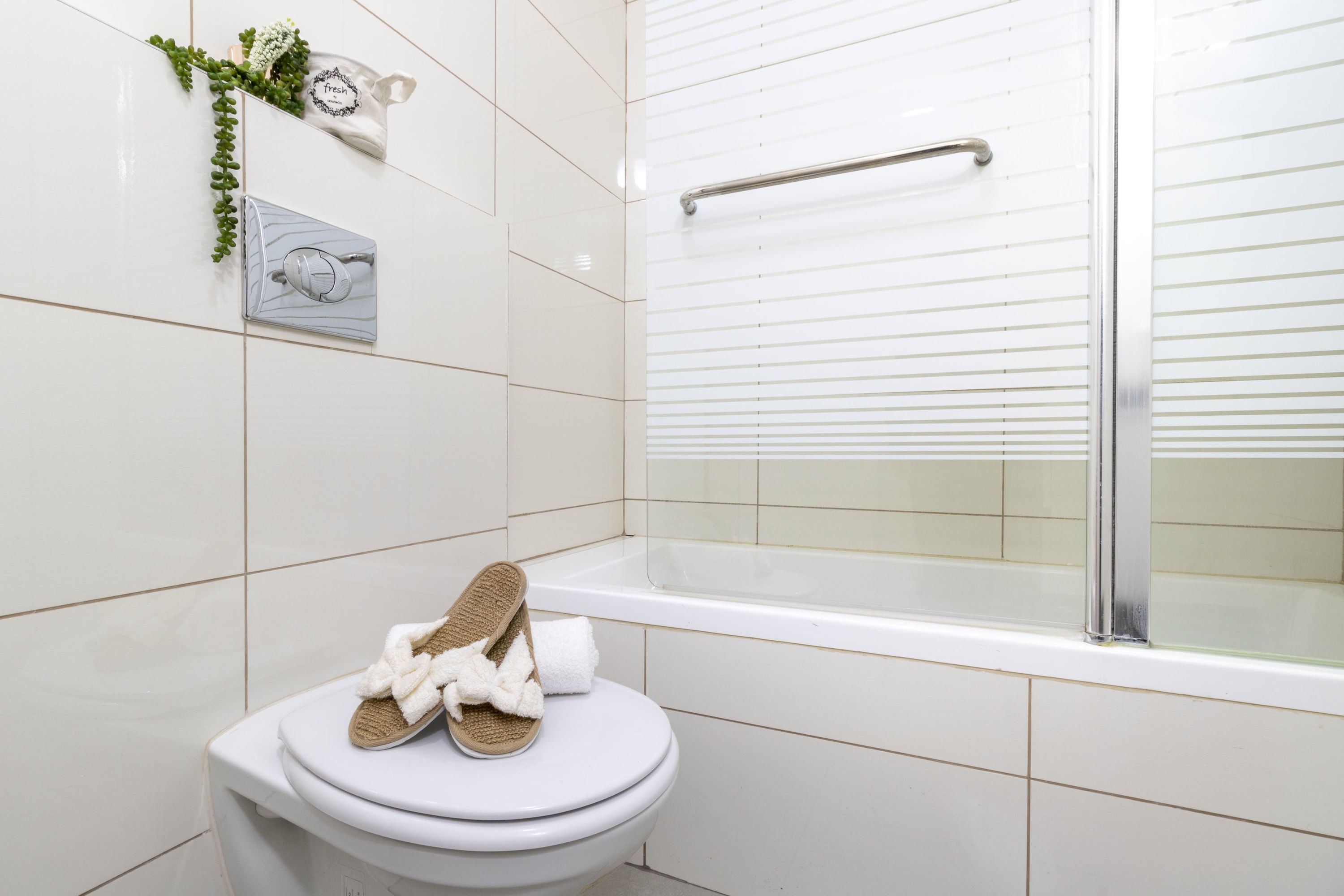 Stunning 2 bdm apt, Haneviim Court photo 36