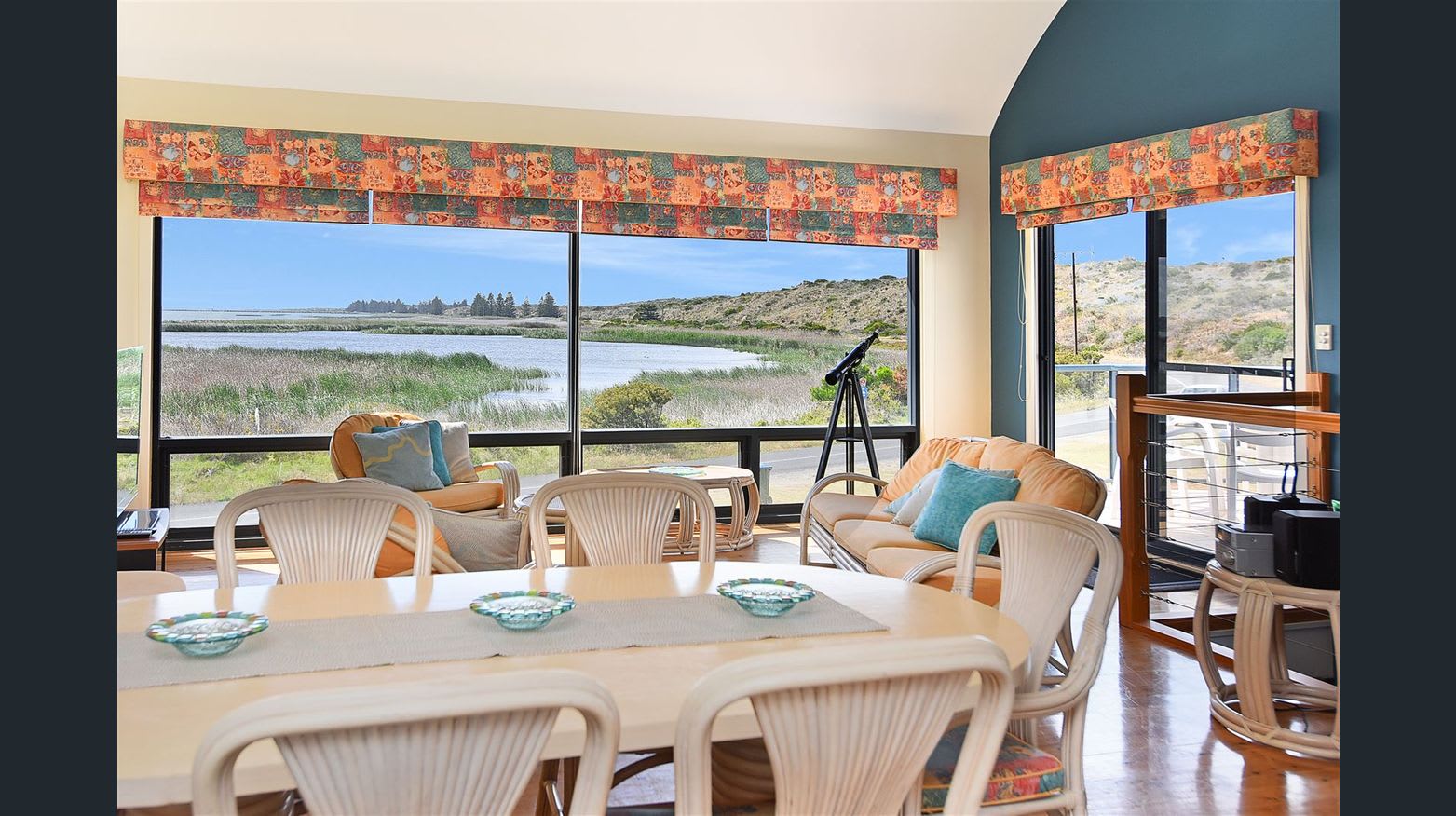 5 Barrage Rd - Riverfront holiday home overlooking the bird sanctuary — Goolwa South, South Australia — vacation rental
