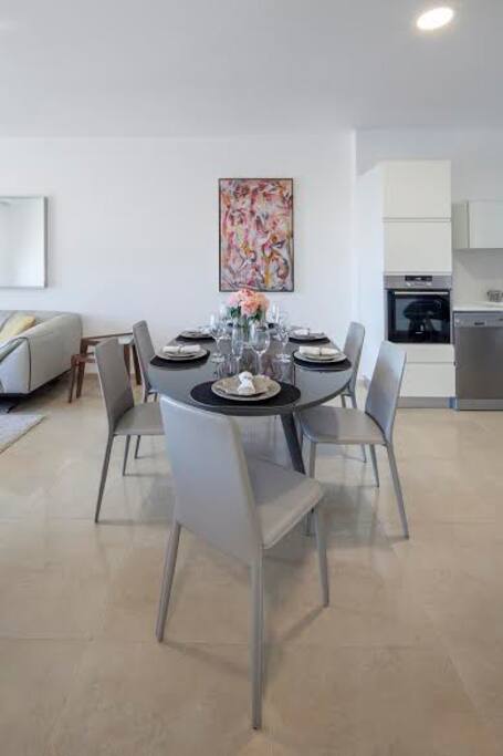 Stunning 2 bdm apt, Haneviim Court photo 27