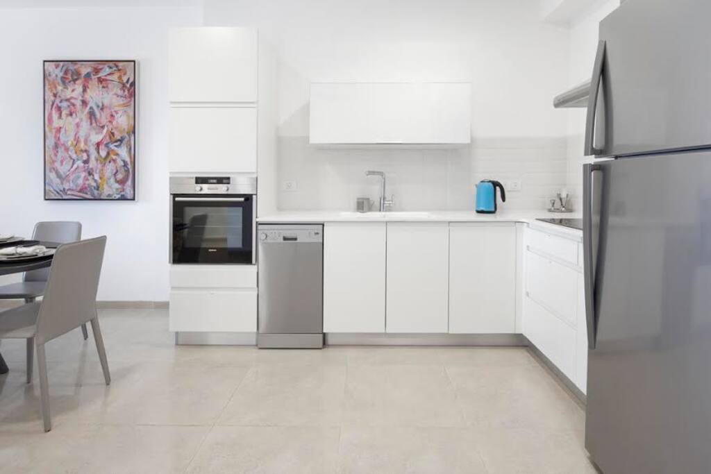 Stunning 2 bdm apt, Haneviim Court photo 37