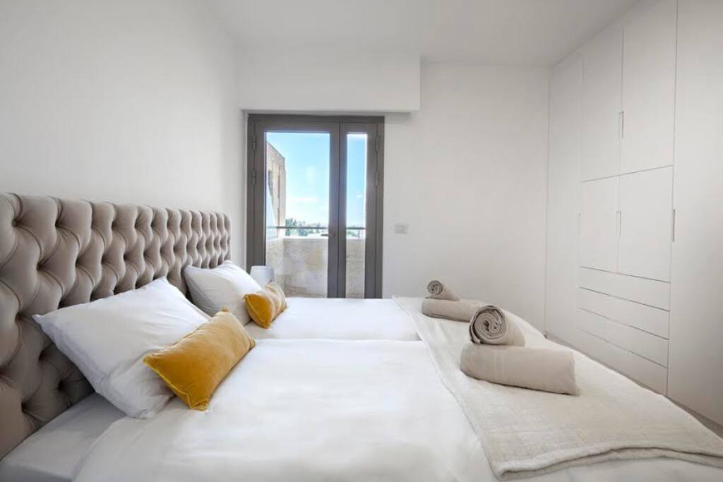 Stunning 2 bdm apt, Haneviim Court photo 5
