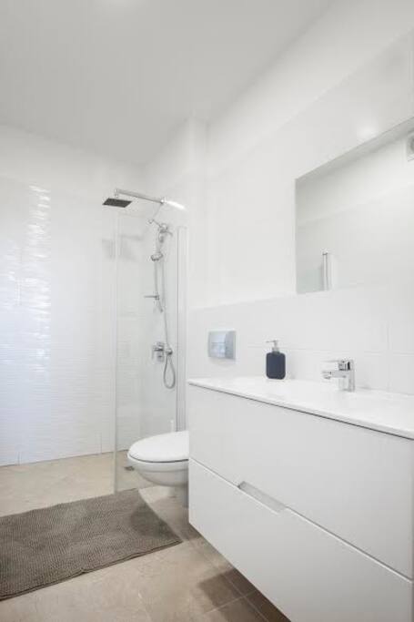 Stunning 2 bdm apt, Haneviim Court photo 6