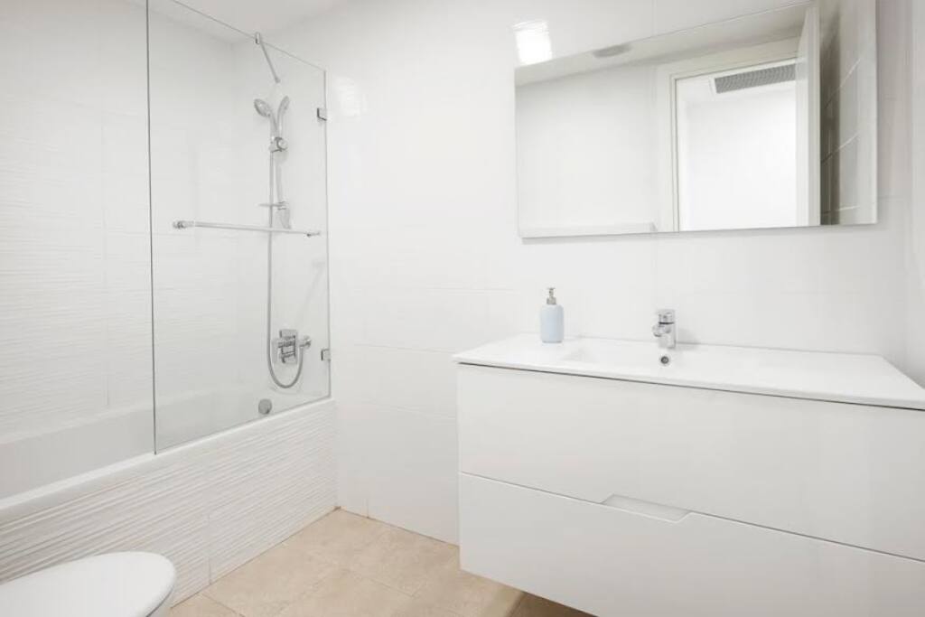Stunning 2 bdm apt, Haneviim Court photo 7