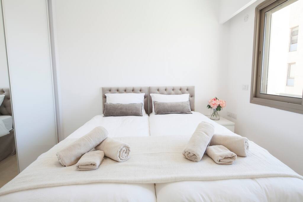 Stunning 2 bdm apt, Haneviim Court photo 12
