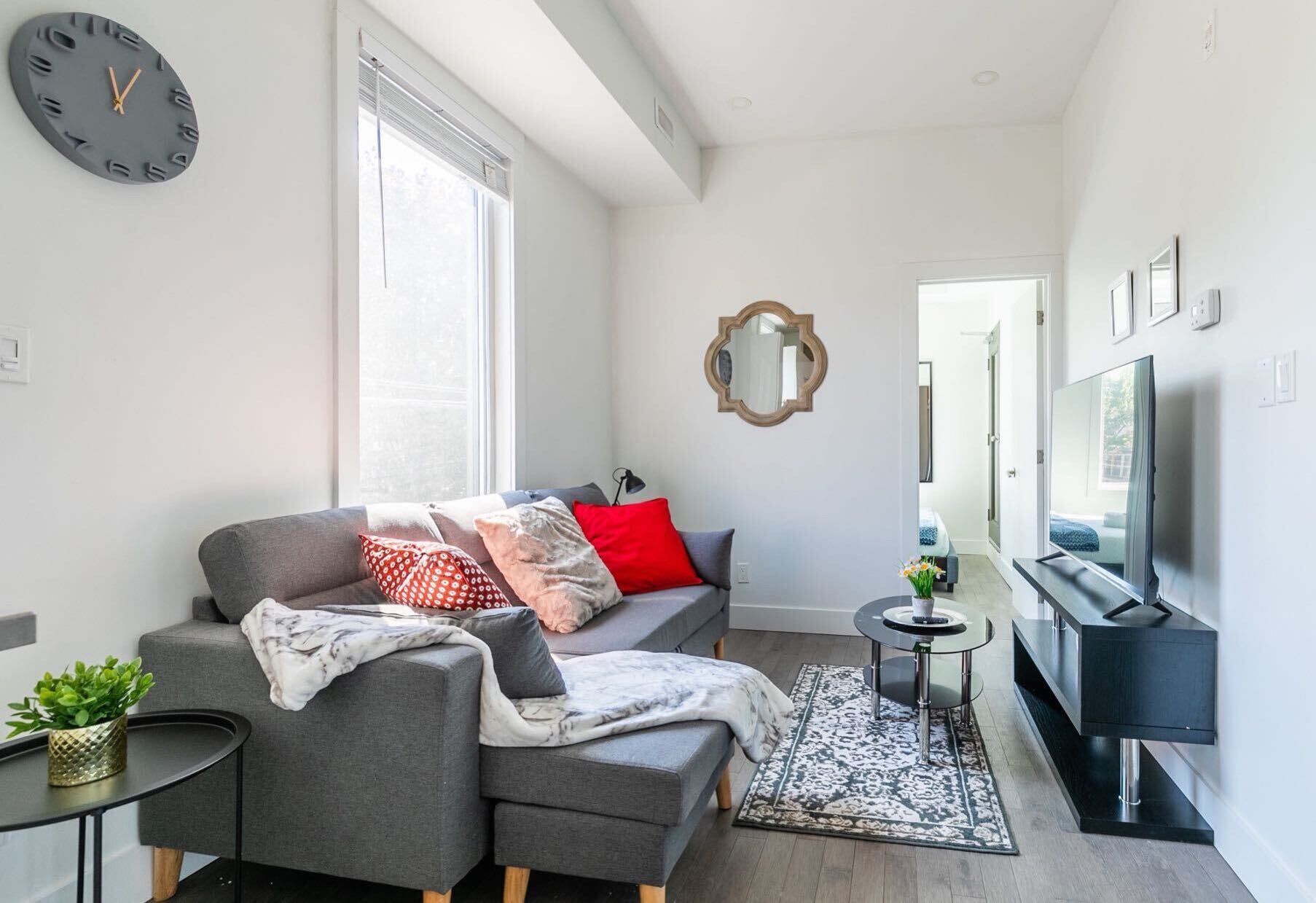 Modern 2BR Condo Queen Bed Near Downtown Leslieville