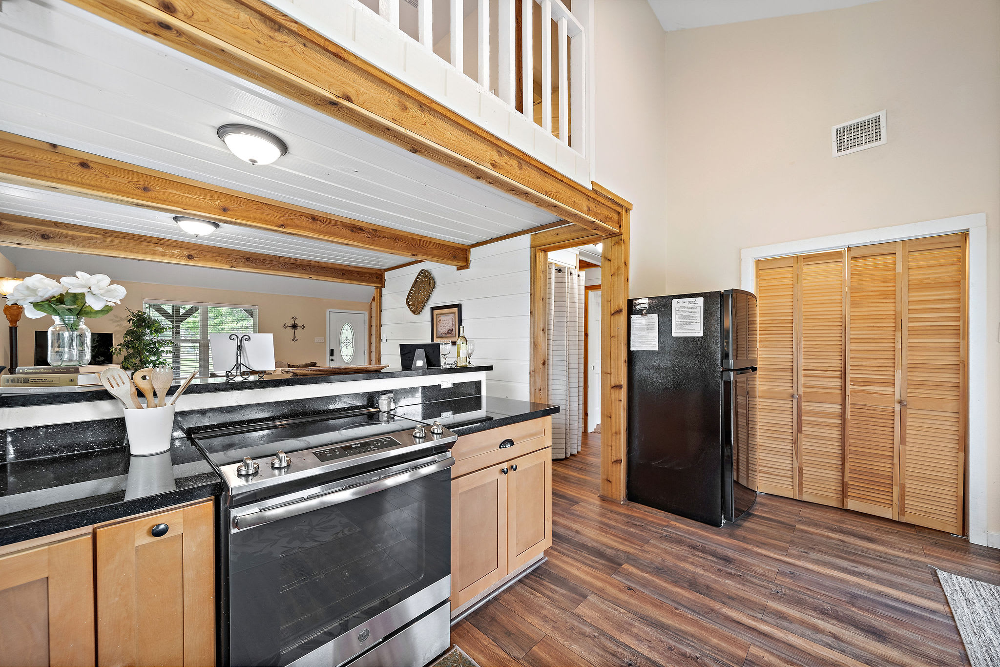 Riverfront Retreat w/ Decks & Views - Foto 14